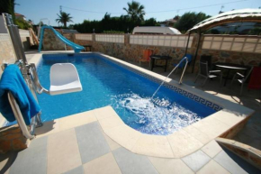 Ferienhaus in Dénia mit Grill, gemeinschaftlichem Pool und Garten